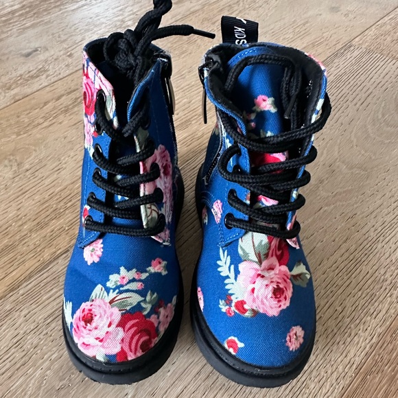 ***NEW*** toddler floral boots - Picture 2 of 3